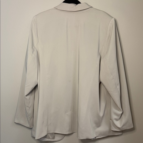 NWT Lane Bryant Blazer – Size 22/24 – Soft Beige Neutral – $99 Retail - Picture 4 of 7